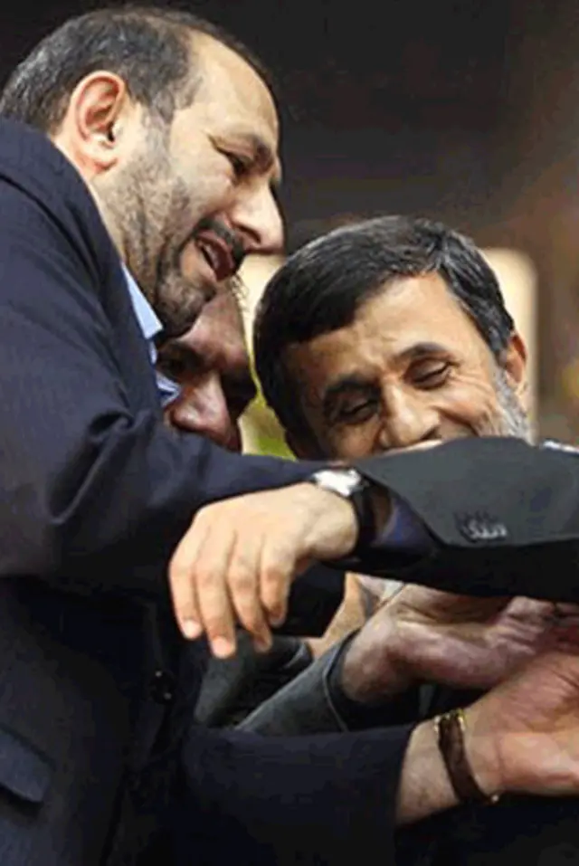 علی سعید لو در حال بستن بازوبند پهلوانی برای محمود احمدی نژاد.