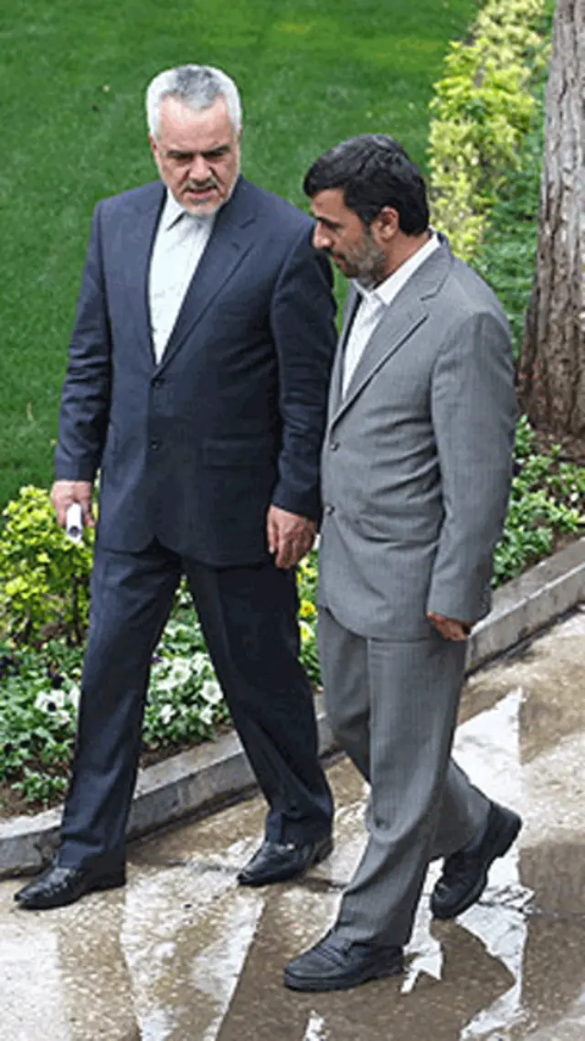 محمود احمدی نژاد در برابر اتهامات سنگینی که به محمدرضا رحیمی وارد می شود، از معاون اول خود حمایت کرده است