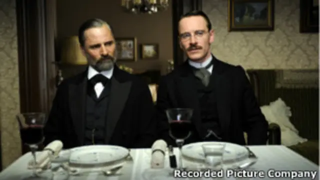 Фрейд и Юнг в исполнении Мортенсена и Фассбендера