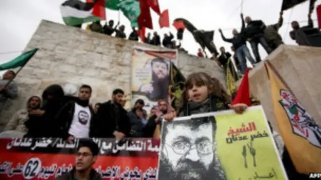 Demo mendukung Khader Adnan