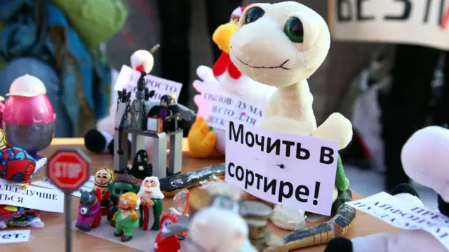 Нередко в руках у игрушек можно встретить и цитаты российских политиков