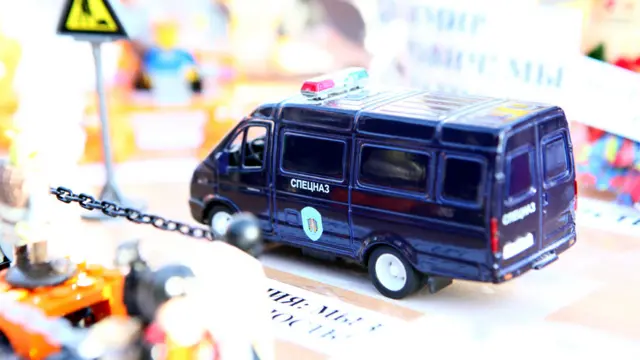 В Томске милиции и представителей ФСБ на акции было больше, чем самих участников игрушечного "нано-митинга", собралось и немало журналистов