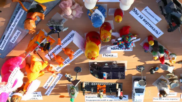Так называемые "нано-митинги" набирают популярность в регионах: в ход идут мягкие игрушки, человечки из конструктора "Лего", игрушки из шоколадных яиц, матрешки и так далее - с политическими лозунгами