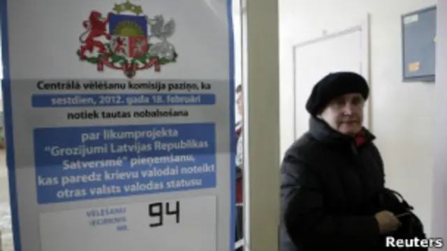 Женщина выходит с избирательного участка