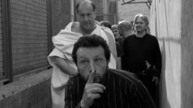 «سزار باید بمیرد داستان زندانیانی را روایت می کند که غالبا محکوم به حبس های طولانی مدتند اما فرصت یافته اند تا با هم نمایشی را تمرین و اجرا کنند