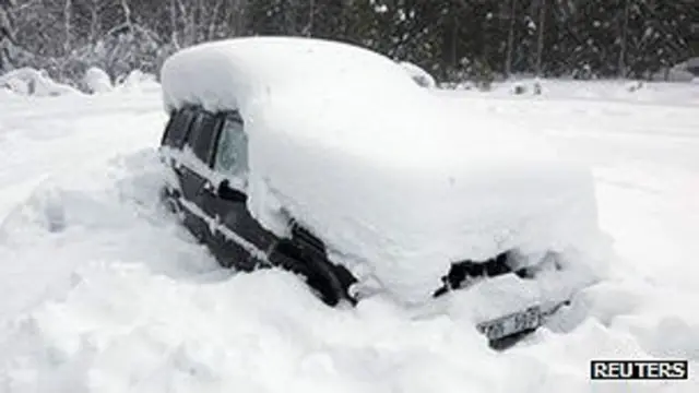 Auto cubierto de nieve