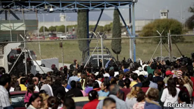 Familiares de los presos en la cárcel de Apodaca
