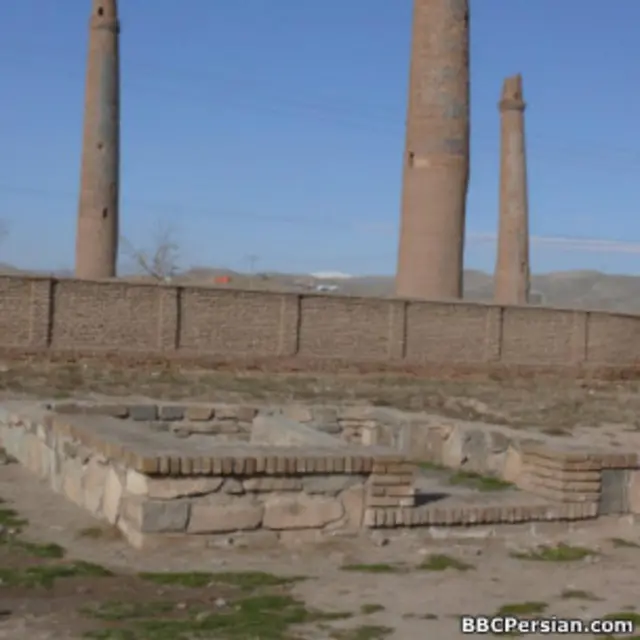 آرامگاه نوایی در کنار مناره‌های هرات