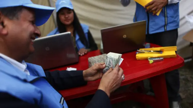 लडाकुलाई हस्तान्तरण गरिने रकम गन्दै