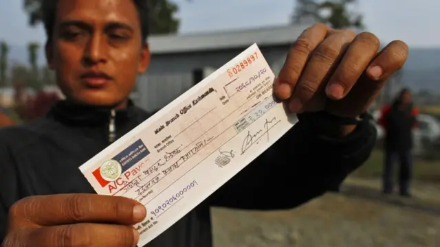 चेक प्राप्त गरेपछि माओवादी लडाकु