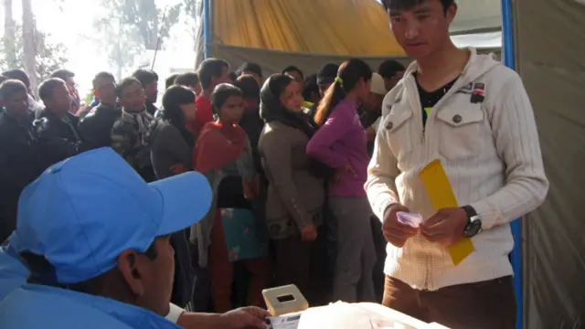 चेक बुझ्दै माओवादी लडाकु