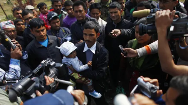 पत्रकारहरुका माझ माओवादी लडाकु