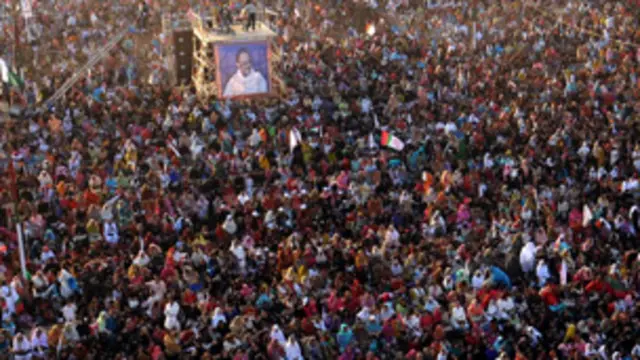 دا په کراچۍ کې د پښتون او مهاجر د اختلاف او جنګ ګرم بازار دی، د بې وزله خلکو وينې د دې لنډۍ په مثال شي!