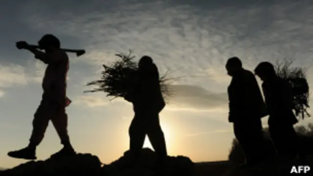 کار شاقه و از دست دادن والدین در منازغات از نگرانی های دیگر در مورد وضعیت کودکان افغان است