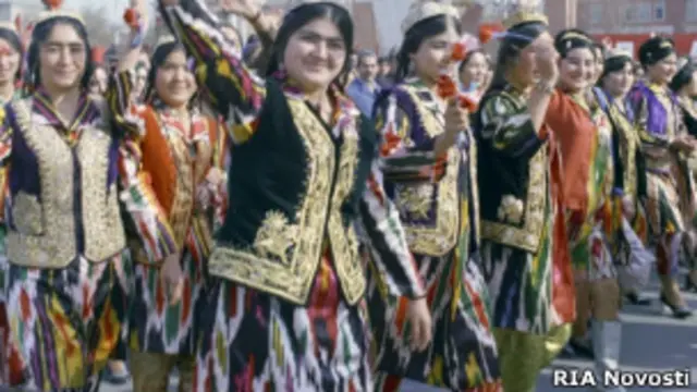 Таджики в национальной одежде