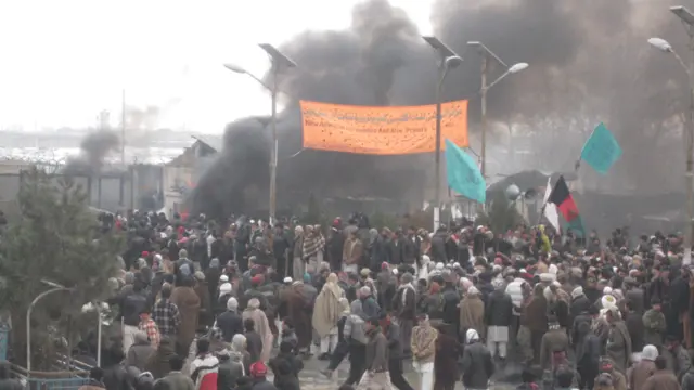 د کابل په شمال بګرام هوايي اډې ته څېرمه په دغه اډه کې د ناټو ځواکونو له لوري قرآن کریم ته د سپکاوي په غبرګون کې تر زرو ډېرو کسانو لاریون وکړ. 