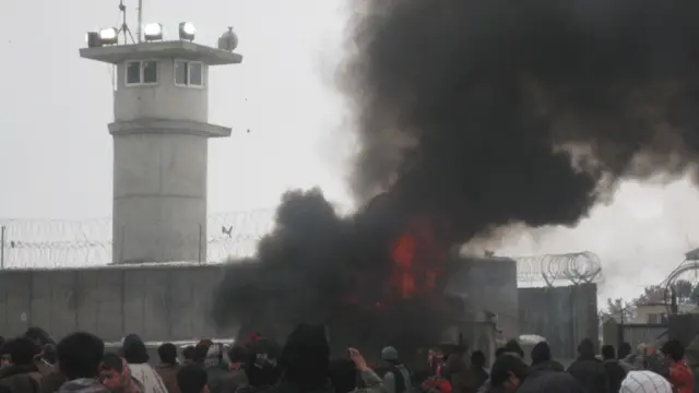 لاریونیانو غوښتل چې د بګرام اډې ته ځانونه نژدې کړي، خو له مقابل لوري پرې هوايي ډزې کېدې او ددوی څپه یې مخته نه پرېښوله. 