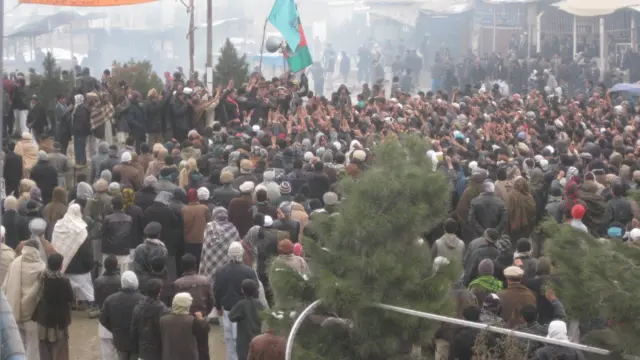 په دې لاریون کې تر زرو ډېرو کسانو ګډون کړی و. 