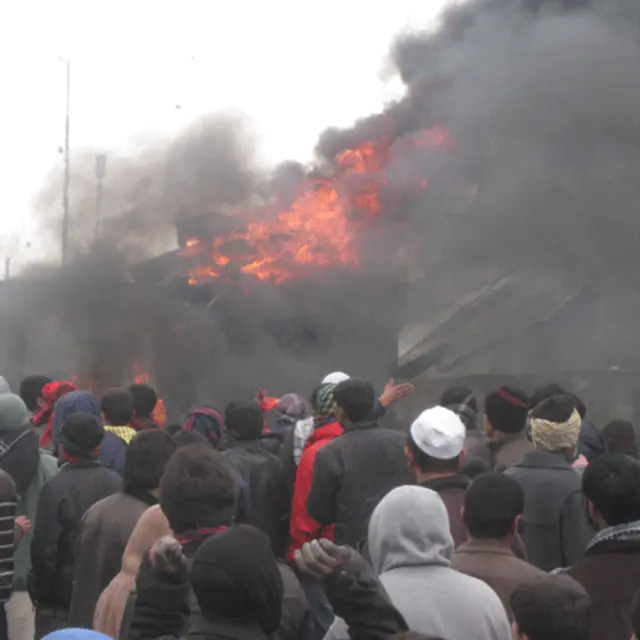 په دې لاریون کې تر زرو ډېرو کسانو ګډون کړی و. 