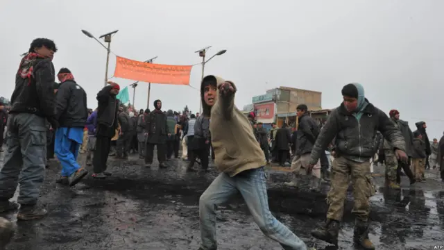 Anak-anak dalam unjuk rasa di Bagram, Afghanistan