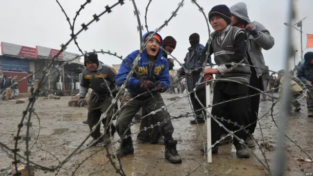 Anak-anak dalam unjuk rasa di Bagram, Afghanistan