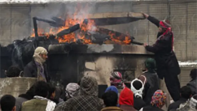 बगराम सैन्य ठिकाने के बाहर आगजनी करते प्रदर्शनकारी