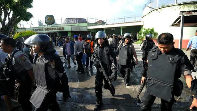 Polisi di luar penjara Kerobokan, Bali