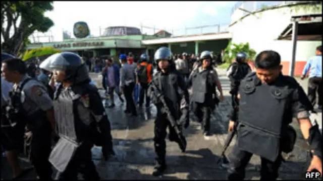 polisi di penjara kerobokan