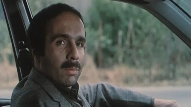 پیام دهکردی در نمایی از فیلم یک بوس کوچولو ساخته بهمن فرمان آرا