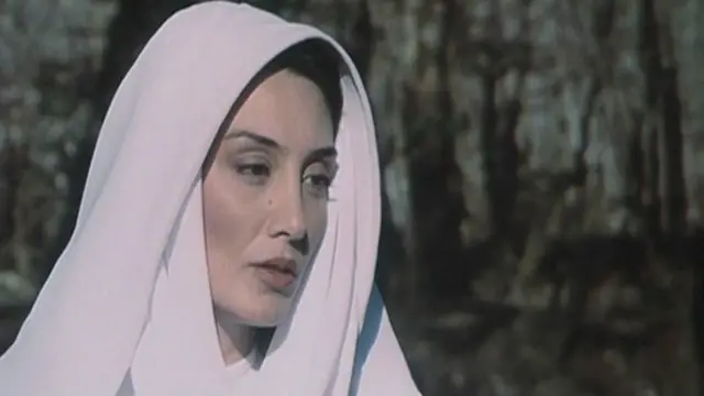 هدیه تهرانی در نمایی از فیلم یک بوس کوچولو ساخته بهمن فرمان آرا