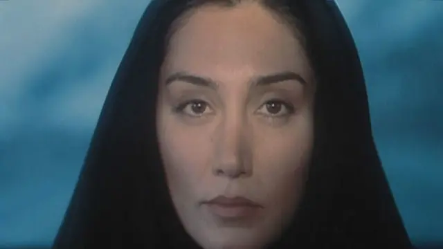 هدیه تهرانی در نمایی از فیلم یک بوس کوچولو ساخته بهمن فرمان آرا