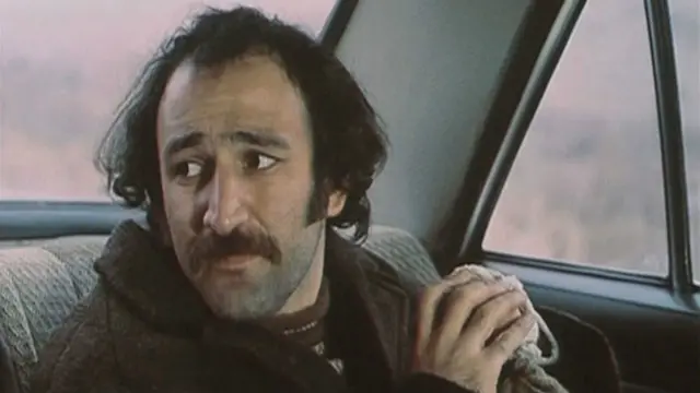 هدایت هاشمی در نمایی از فیلم یک بوس کوچولو ساخته بهمن فرمان آرا