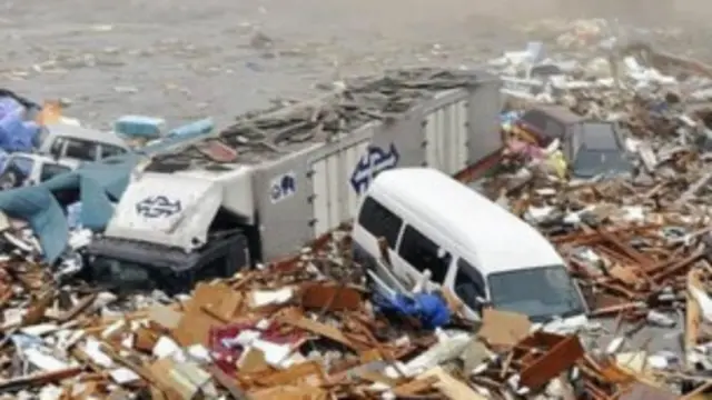 زمین‌لرزه و سونامی خسارات شدیدی را به اقتصاد ژاپن و زندگی مردم عادی این کشور وارد کرد