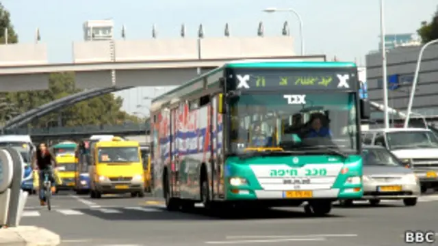 Автобус в Тель-Авиве. Фото Е. Совы