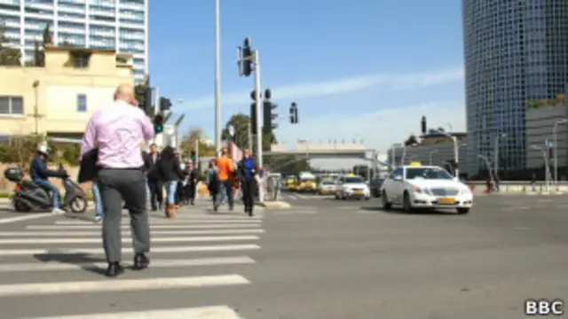 На улице в Тель-Авиве. Фото Е. Совы