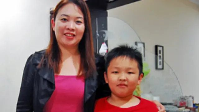 Sống ở Malaysia nhưng bà Shirly Chua cho con trai hàng ngày đi đường xa sang Singapore học bằng tiếng Anh
