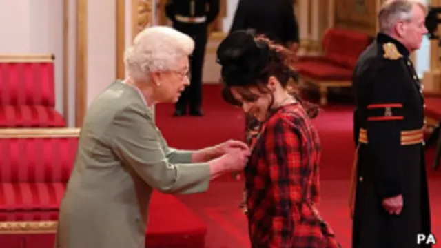 女王给海伦娜·伯南·卡特授勋