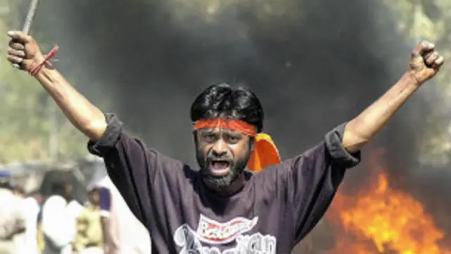 குஜராத் கலவரத்தில் ஆயிரத்துக்கும் மேற்பட்டோர் கொல்லப்பட்டனர்