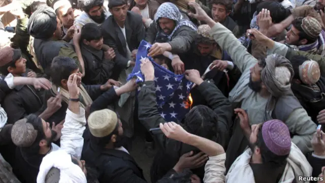 Warga Afghanistan membakar bendera Amerika Serikat.