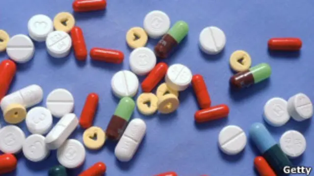 युनानी हकीम डा. जुनैद कहते हैं कि युनानी दवाएं, एलोपैथी दवाओं की तरह नुक्सानदेह नहीं होतीं.