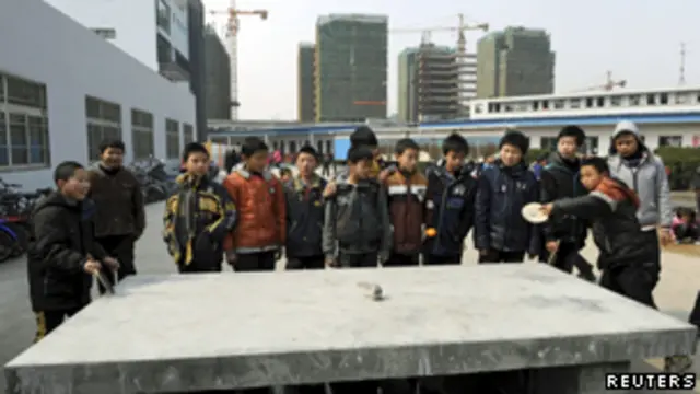 浙江省嘉兴农民工子女在学校打乒乓球（17/02/2012）