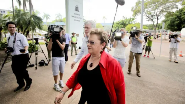 Lindy Chamberlain-Creighton tiba di pengadilan di Darwin, Australia