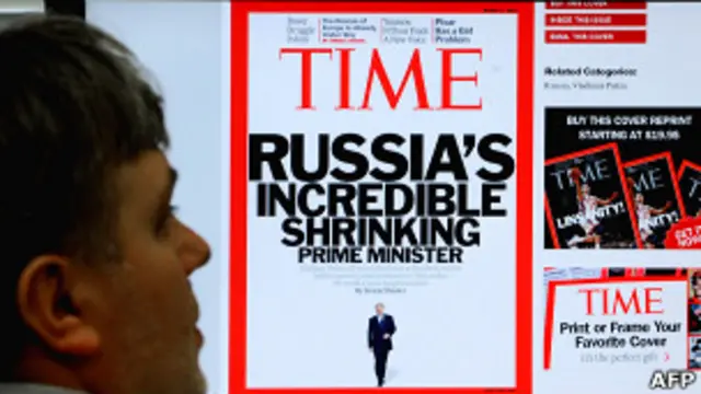 Мужчина рассматривает на экране обложку журнала Time с Путиным