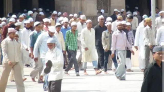 गुजरात के लोग ये मानने के लिए तैयार नहीं हैं कि दंगा पीड़ित दस साल पुरानी बातें अब भूल कर आगे बढ़ चुके है