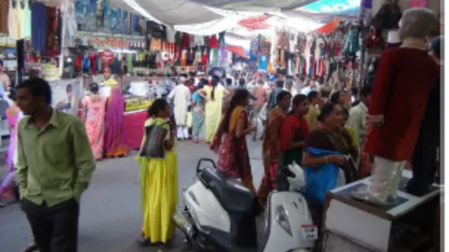 गुजरात में पैसे खर्च करना लोगों की आदत में शुमार होता जा रहा है.