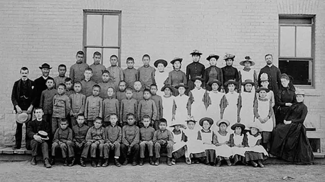 مدارس شبانه روزی برای بومیان کانادا در قرن 19 و 20