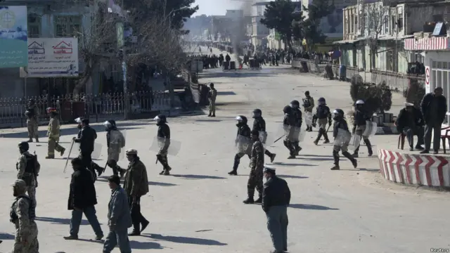 Aparat keamanan mencoba membubarkan unjuk rasa di Kunduz.