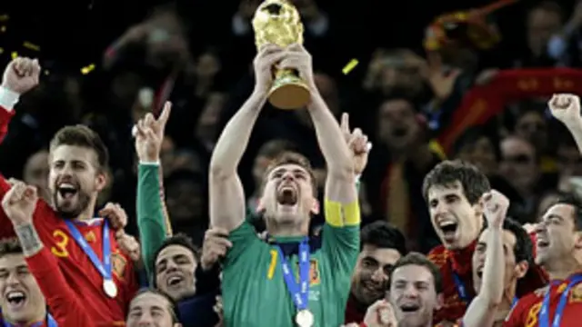 سپین کے کپتان کیسیئس 2010 کے ورلڈ کپ کی ٹرافی کے ہمراہ