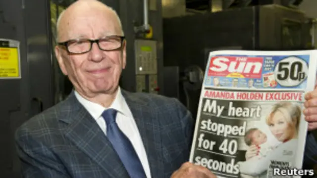 Руперт Мердок держит газету Sun on Sunday