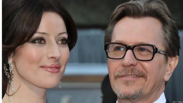 گری اولدمن همراه همسرش. اولدمن امسال نامزد اسکار است